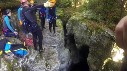 Il fait une chute de plusieurs mètres dans le canyon du Groin