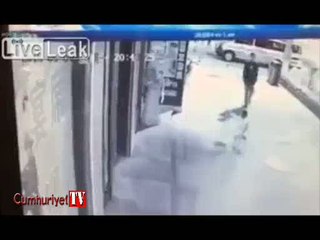 Küçük çocuğu yol ortasında öldüresiye dövdü