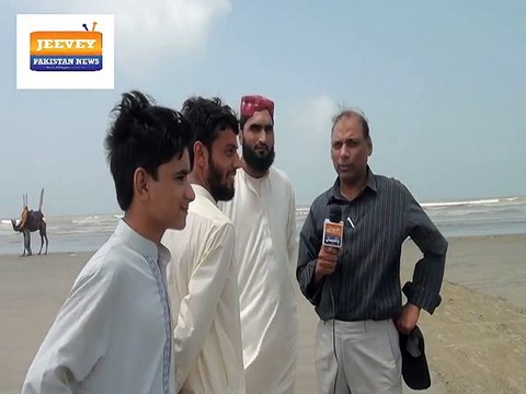 Mr. Naveed Farooqi Executive Editor Jeevey Pakistan At Clifton Karachi talking with people.