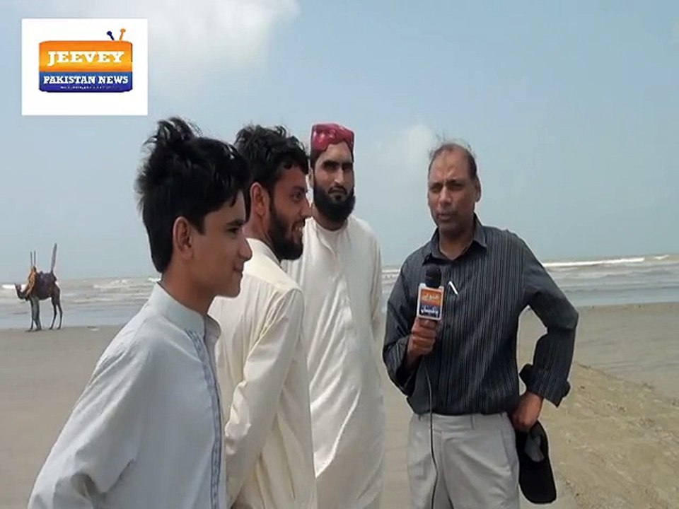 Mr. Naveed Farooqi Executive Editor Jeevey Pakistan At Clifton Karachi talking with people.