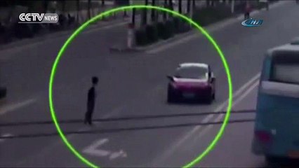 Yolun ortasında beklemesinin bir sebebi var !