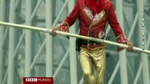 El acróbata chino que baila en la cuerda floja