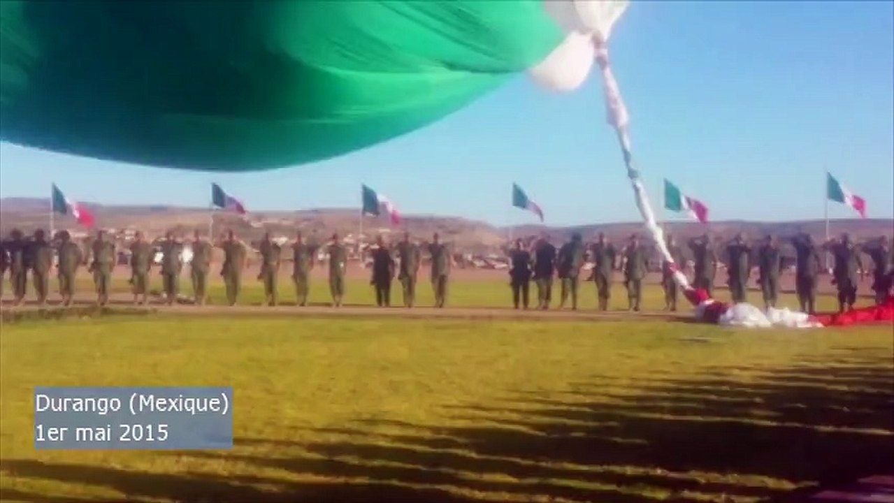 Un soldat emporté dans les airs par un drapeau géant