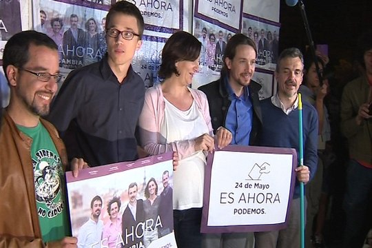 Pegada de carteles de Podemos para las autonómicas