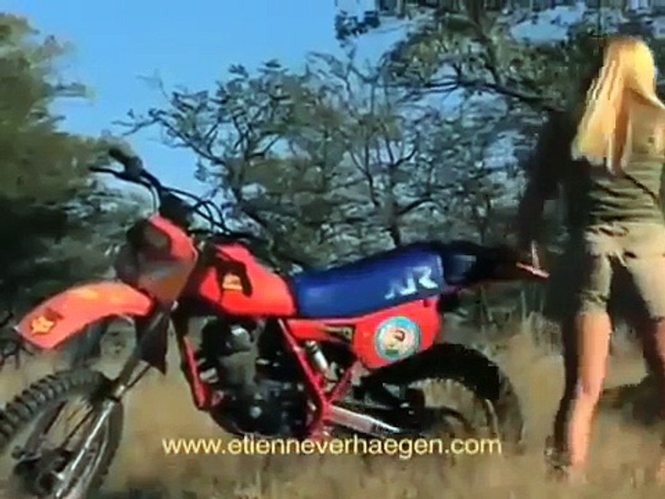 Des filles qui jouent avec des lions et des gué !!