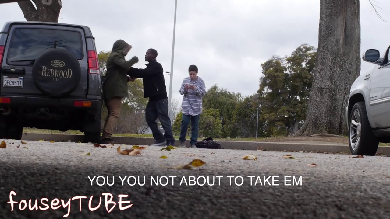 Il fait semblant d’enlever un enfant pour voir la réaction des gens