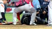 Baseball - Un arbitre sort sur une civière après avoir pris une balle dans les parties