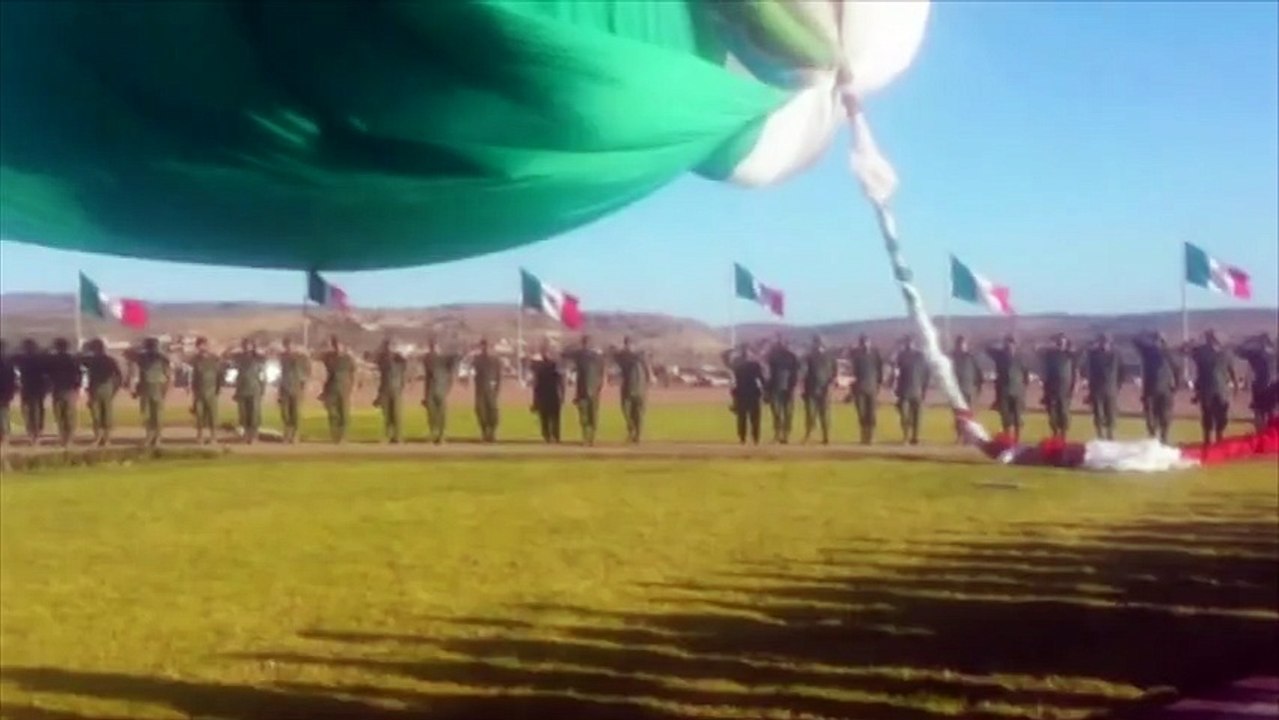 Un soldat emporté dans les airs par un drapeau géant