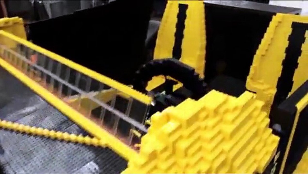 Il construit une voiture 100% légo qui fonctionne grâce à l'air