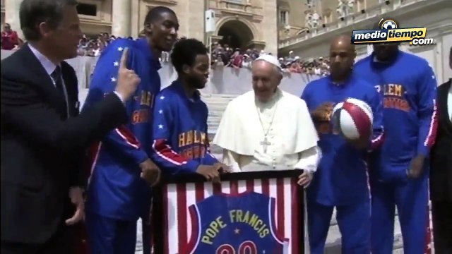 Papa Francisco se 'unió' a los Harlem Globetrotters