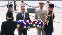 8 Mai : Laurent Fabius, John Kerry et François Hollande fleurissent la tombe du soldat inconnu