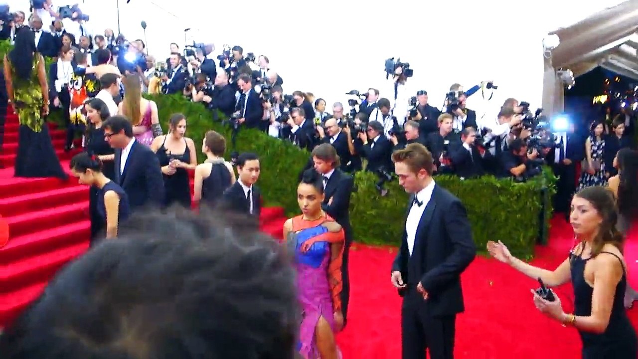 #6 Robert Pattinson & FKAtwigs, Red Carpet MetGala in NYC 04.05.2015