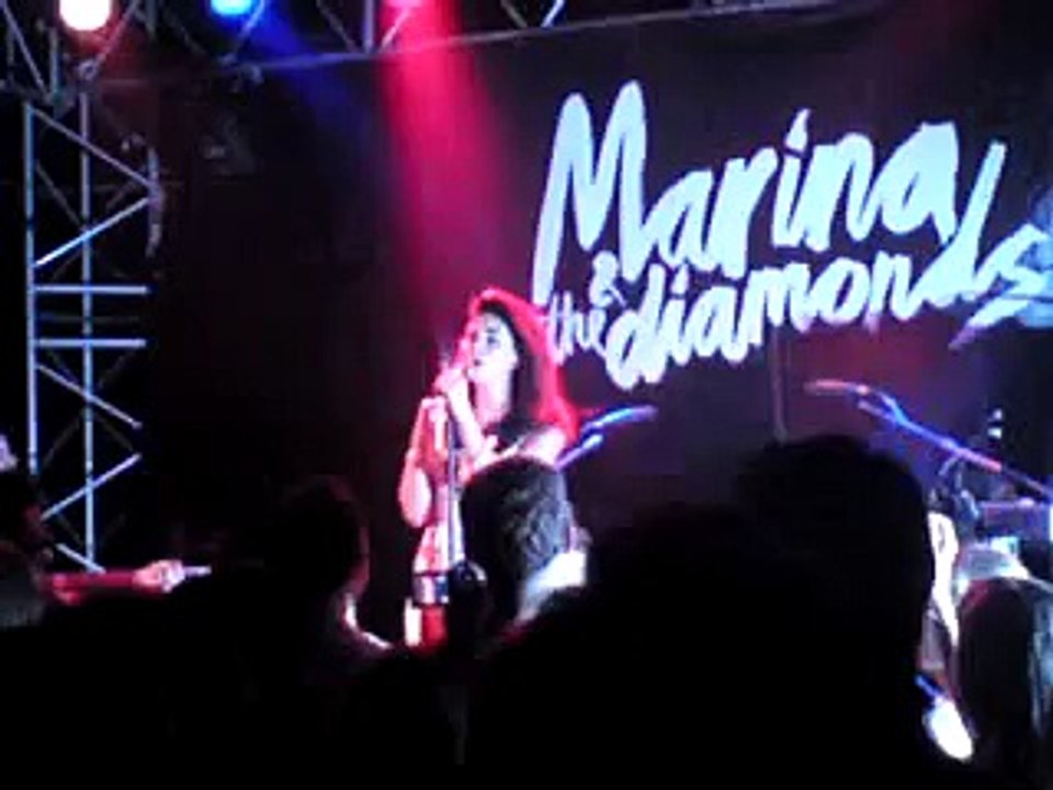 Marina and the Diamonds - Starstrukk (3OH!3 Cover) Live in Cologne / Köln