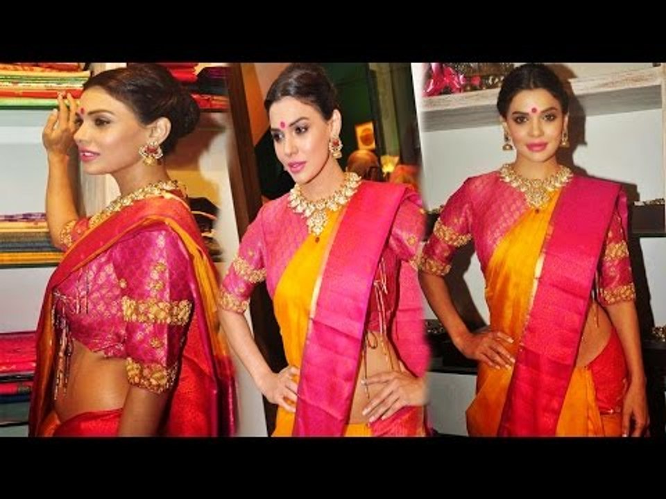 Sexy Sara Loren Wearing Low West Saree Looking KADAK AUNTY !