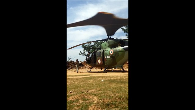 Au Népal, Aide Action Internationale Pompiers a réussi à faire venir un hélicoptère dans une zone très sinistrée