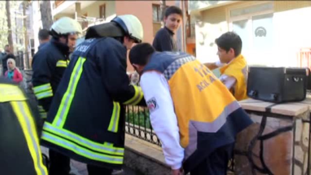 Duvardan Atlayan Çocuğun Bacağına Korkuluk Demiri Saplandı
