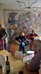 Nel overhandigt cadeautjes aan Shar en Ishbert