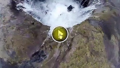 Voici comment tout un lac s'absorbe dans la cheminée d'un volcan aux USA.