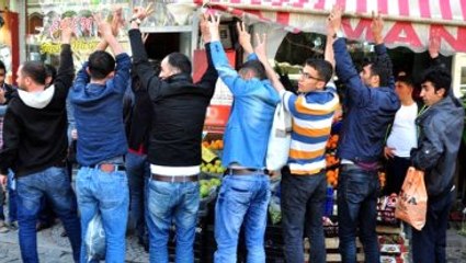 Davutoğlu Bitlis'te Konuştu, HDP'liler Sırtlarını Dönüp Protesto Etti