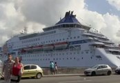 Turistas llegan a Cuba en ferry