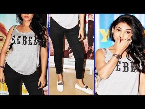 Sexy Sonal Chauhan In Loose Grey Top Exposing Big Assets