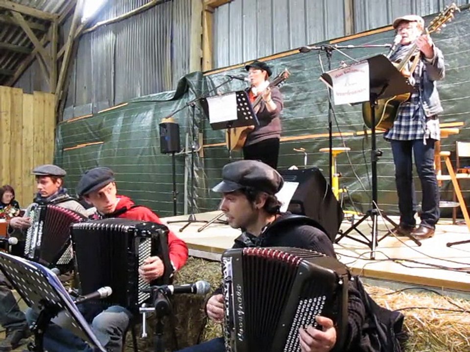 Les Miss Guinguettes et leurs accordéonistes à l'EPHAD de Niort
