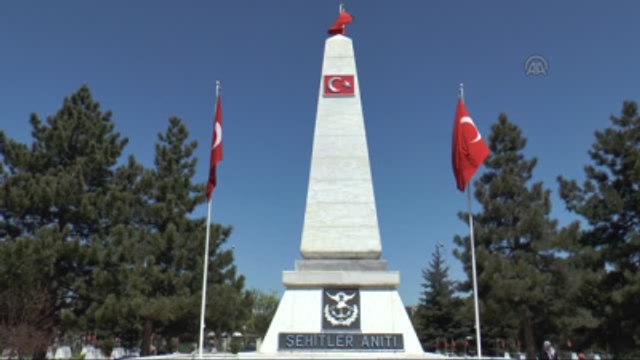 Anneler Günü'nü Şehitlikte Kutladılar