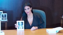 Kim Kardashian rend un fan heureux à une séance de dédicaces