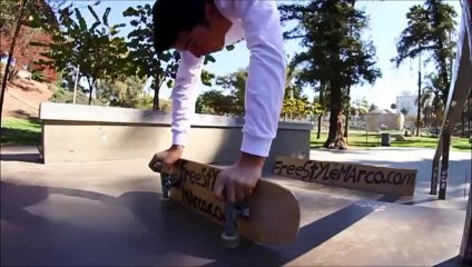 Ce garçon est parmi les meilleurs en  skateboarding au monde.