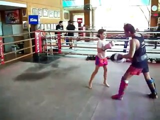 Une petite boxeuse de 10 ans qui défonce son entraineur