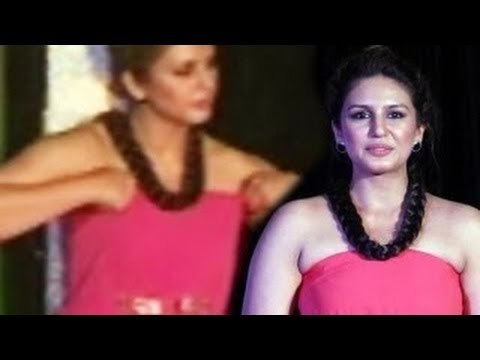 Huma Qureshi Caught Adjusting Her Slipping Gown