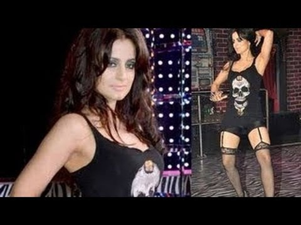 Seducing Desperate Ameesha Patel BUSTY Bouncing Dance (^--^)