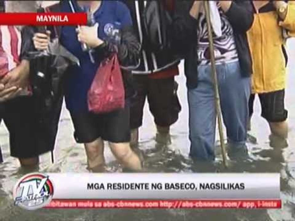 Residents flee Manila floods