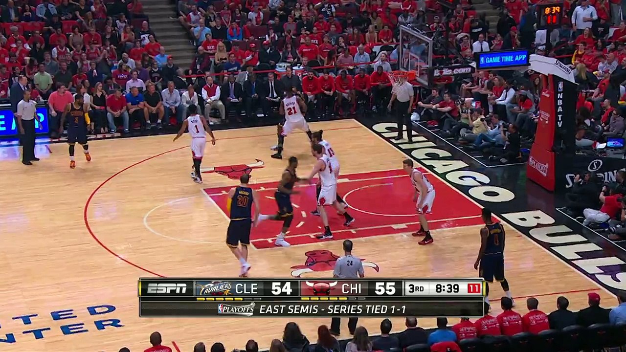 Lebron James postérize Joakim Noah