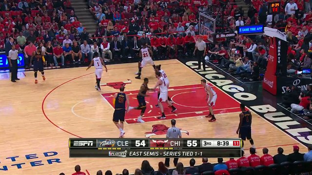 Lebron James postérize Joakim Noah