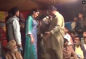 آئمہ خان کی اس ڈانس پر لوگوں نے پیسے پانی کی طرح بہا دیئے۔۔۔