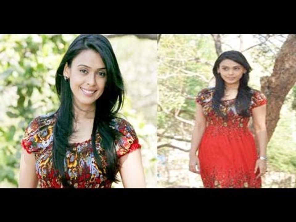 Hrishita Bhatt arrives At The Mahurat Of 'Black Currency'