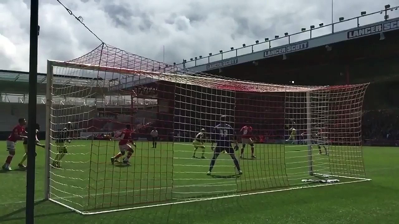 Reprise de volée en coup du foulard (Slow motion)