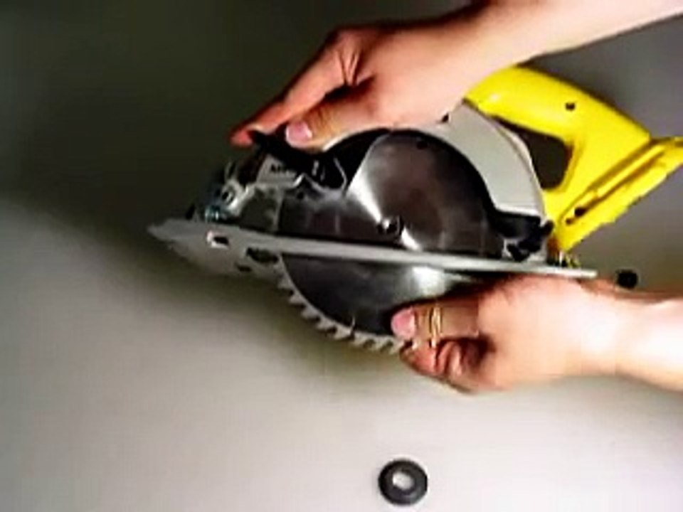Changing blade on Dewalt XRP cordless circular saw DC390
