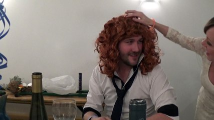 parodie femme rousse fait une intervention