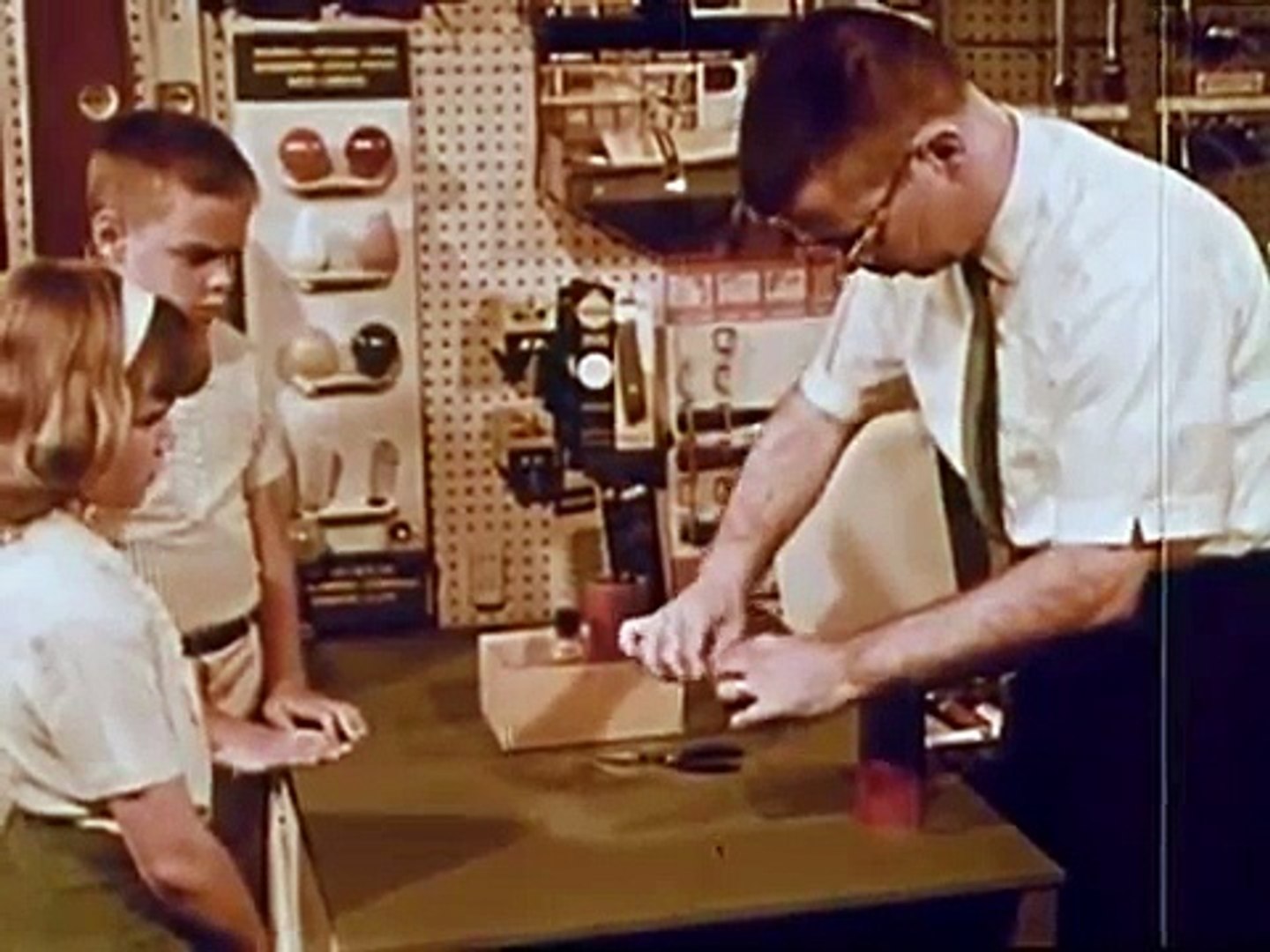 Basic Electricity for kids - Very educational film showing kids how electricity works.