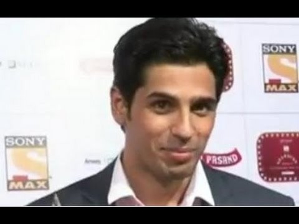 Siddharth Malhotra  Best Debut Male (SOTY) Rocks at Stardust Awards 2013