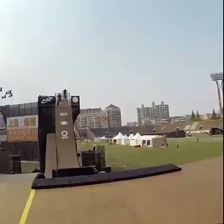 Il change de BMX pendant un saut !