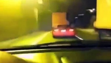 恐ろしいスーパーカーの激突事故