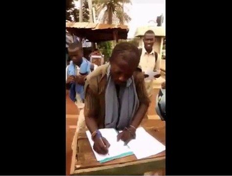 un fou intellectuel fait les devoirs de chimie, physique etc. pour des élèves.