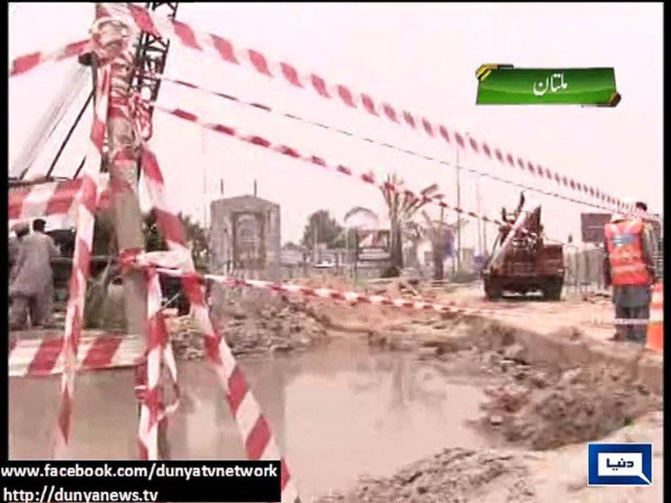 Dunya News - Multan: One worker dead, two scorched due to crane collision with power lines