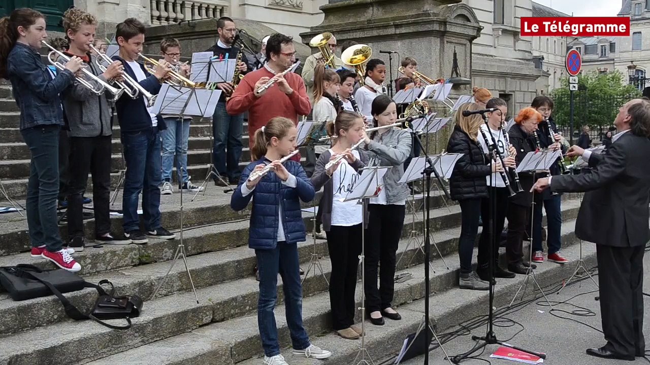Vannes. L'Hymne à la joie jouée sur les marches de l'hôtel de ville