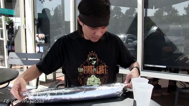 Manger un burrito de 2 kilos en moins de 2 min