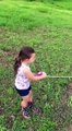 Une petite fille attrappe un gros poisson
