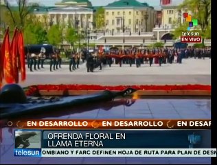 下载视频: Putin deposita ofrenda floral en la tumba del Soldado Desconocido